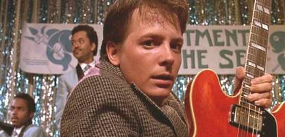 Michael J. Fox sucht mit Gibson Gitarre aus »Zurück in die Zukunft«