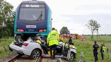 Nordbahn erfasst Auto – Fahrer stirbt, Beifahrer wird schwer verletzt