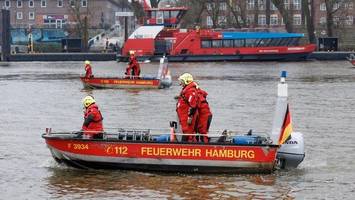 notfall in finkenwerder? retter suchen an deich nach vermisstem