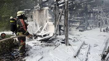 Stallbrand nahe der AKN in Norderstedt: Feuerwehr rettet Kita