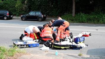 Autofahrerin nimmt Motorrad die Vorfahrt – Mann (65) in Lebensgefahr