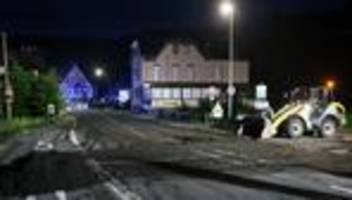 unterfranken: kilometerlange spur aus klärschlamm führt zu straßensperrung