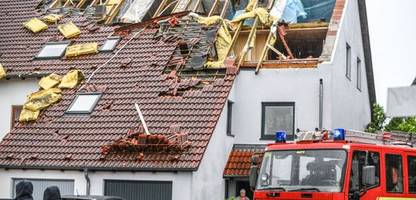 unwetter in bayern und baden-württemberg: mehrere reihenhäuser abgedeckt, vollgelaufene keller, umgeknickte bäume