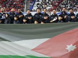 irre geschichte aus jordanien: fußballer aus der deutschen provinz schafft sensationelle wm-quali
