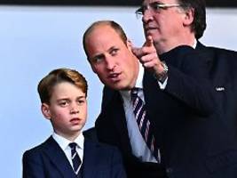 jahrhundertealte regel: prinz george darf nicht mehr mit seiner familie fliegen