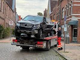 Unfall in Friedrichstadt: Auto erfasst Menschen vor einer Eisdiele - Fünf Verletzte