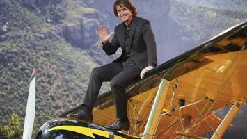 tom cruise bricht mit brennendem fallschirm weltrekord