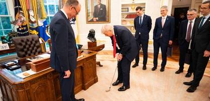 Friedrich Merz schenkt Donald Trump einen Golfschläger
