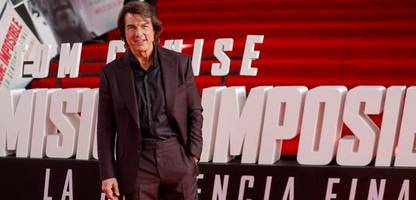 tom cruise hält jetzt den weltrekord beim springen mit brennenden fallschirmen
