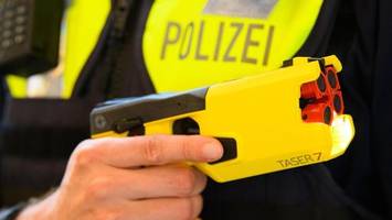 Innenminister fordert umstrittene Waffe für die Polizei
