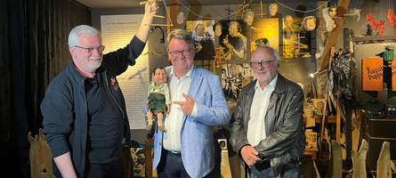 bekannter kabarettist ist nun ehrenpate der franz-josef-strauß-marionette