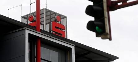 Bande betrügt Sparkasse um Millionen: Gericht verurteilt Putzfrau zu langer Haft