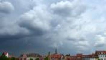 wolkenhimmel: pfingstwochenende mit schwierigem wetter