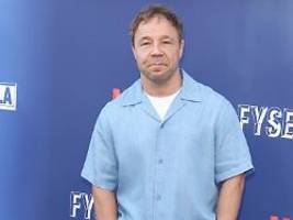 blutsturz in flugzeugtoilette: stephen graham bekommt notfall-op im flieger