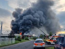 Mehrere Gasflaschen explodieren: Großbrand in Firmenhalle richtet Millionenschaden an