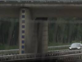 zahlreiche autos beschädigt: gegenstände auf autobahnen geworfen - zwei festnahmen