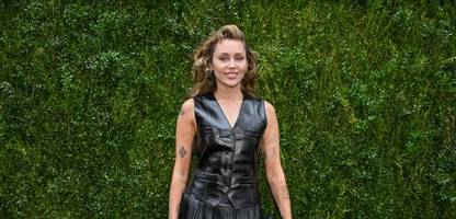 so verbarg miley cyrus ihre drogenausgaben vor der buchhalterin