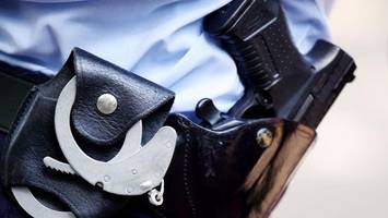 Gegenstände auf Autobahnen geworfen - zwei Festnahmen