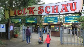 Nahe Vergnügungspark Tolk Schau: Eltern mit Kind schwer verunglückt