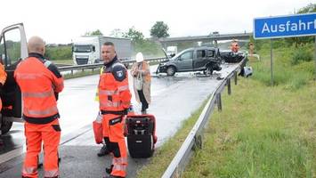 unfall mit vier kindern – auto kracht in liegenbleiber
