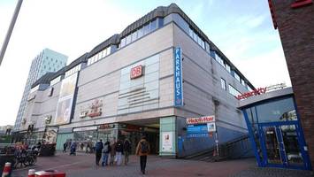 mysteriöses paket am bahnhof altona – sprengstoffexperten rücken an