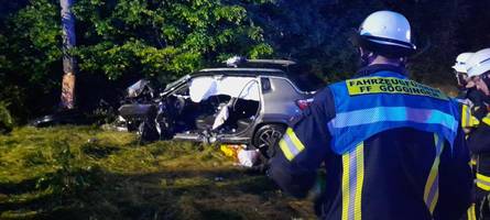 Unfall auf der B17: Autofahrer prallt gegen Baum und wird eingeklemmt