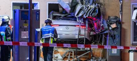 auto kracht in nürnberg in tankstelle und reißt zapfsäule ab