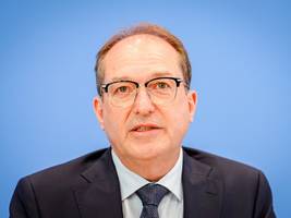 bundespolitik: dobrindt löst mit taser-forderung debatte aus