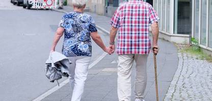anzahl der rentner mit einkommen unter 1500 euro sinkt laut statistischen bundesamt