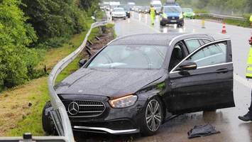 Aquaplaning auf A23: Mercedes rutscht weg und prallt gegen Leitplanke