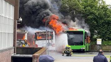 Großeinsatz: Mehrere Busse in Schenefeld bei Hamburg in Flammen
