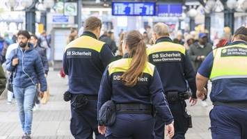 kontrolle am hauptbahnhof: wieder stellen polizisten waffen sicher