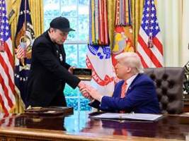 Vater meldet sich aus Russland: Elon Musk teilt wieder brav Trump-Beiträge