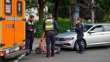 Abbiegeunfall? E-Scooter-Fahrer von VW erfasst und verletzt
