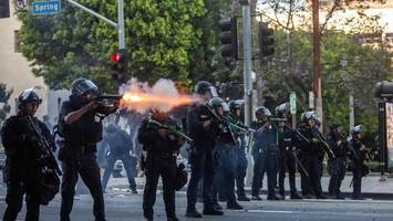 los angeles: polizist schießt vor laufender kamera auf reporterin
