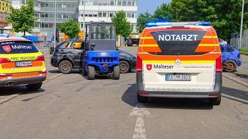 unfall bei stuntshow: auto rollt in zuschauermenge