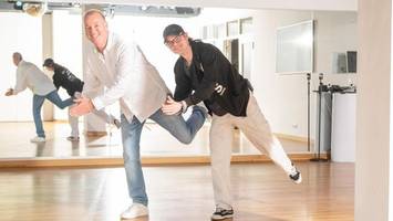 warum zwei hamburger tanzlehrer in osaka walzer unterrichten