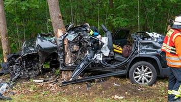 Übler crash in der heide – vier junge leute schwer verletzt