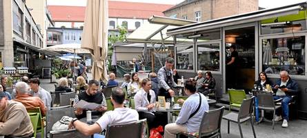 Längere Öffnungszeiten auf dem Stadtmarkt: Händler und Kunden sind zufrieden