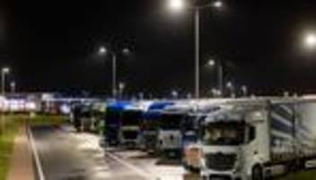 verkehr auf autobahnen: verband kritisiert überfüllte lkw-parkplätze an autobahnen