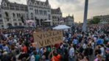Ungarn: 15.000 Menschen demonstrieren gegen Viktor Orban