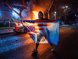 Proteste retten Präsidenten: Für Trump hätte es nicht besser kommen können