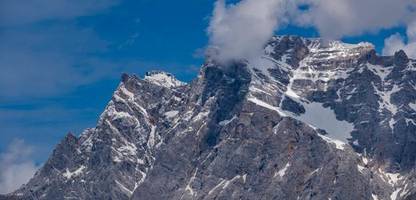 zugspitze: einsatzkräfte retten unterkühlte bergsteiger in den alpen
