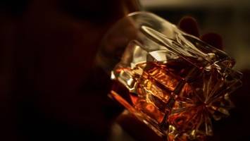 Beziehung mit einem Alkoholiker: Wann Partner reagieren sollten