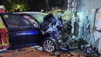 Frau fährt mit Auto gegen Hauswand und stirbt