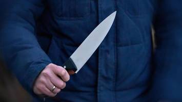 Streit vor Haustür eskaliert – zwei Männer niedergestochen