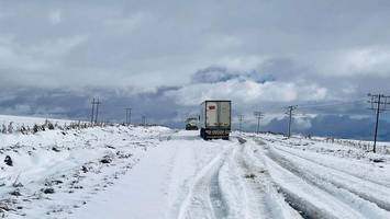 südafrika wird von schneegestöber überrascht – straßen gesperrt