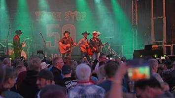 truck stop spielt an der a7: rasthof lädt zum country-festival