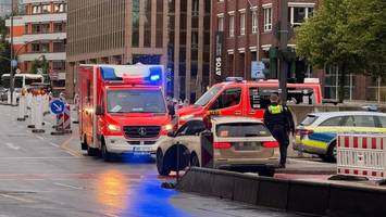 Taxi erfasst Radfahrer am Rödingsmarkt – womöglich Beinbruch