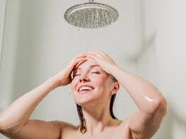 körperhygiene: sollte man eher morgens oder abends duschen?